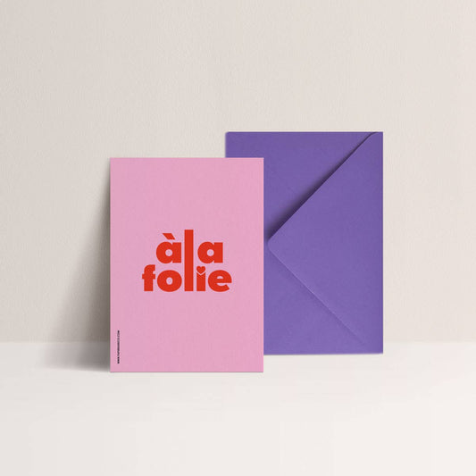 Carte avec enveloppe, de PAPIER and CO, message A LA FOLIE sur fond rose.