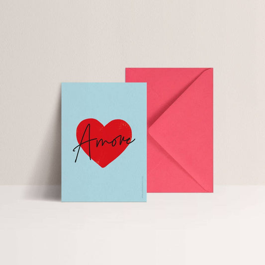 Carte fond bleu, message AMORE sur cœur rouge, PAPIER AND CO.