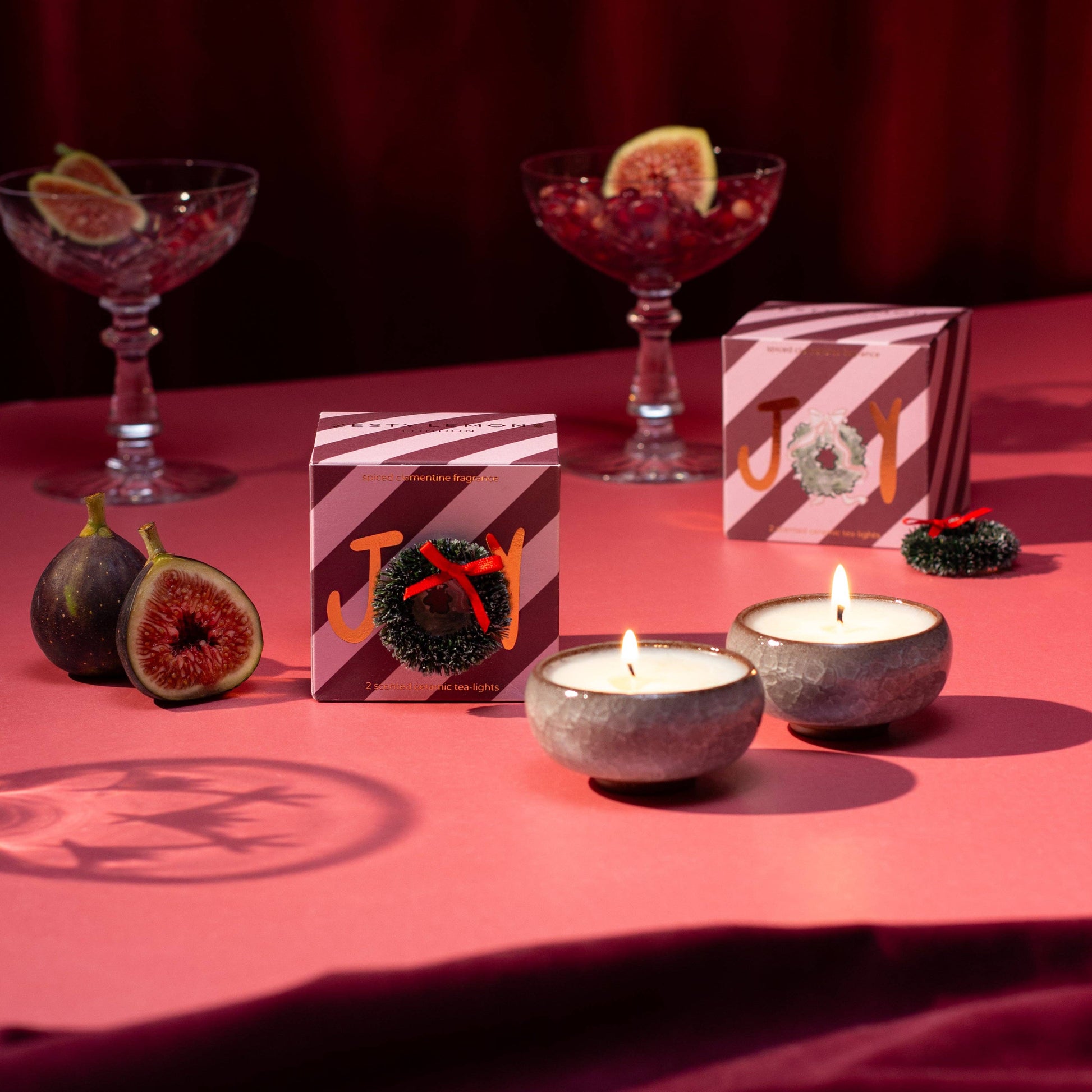 Coffret bougies JOY Zesty Lemons, boîte cadeau rose et rouge avec couronne de Noël