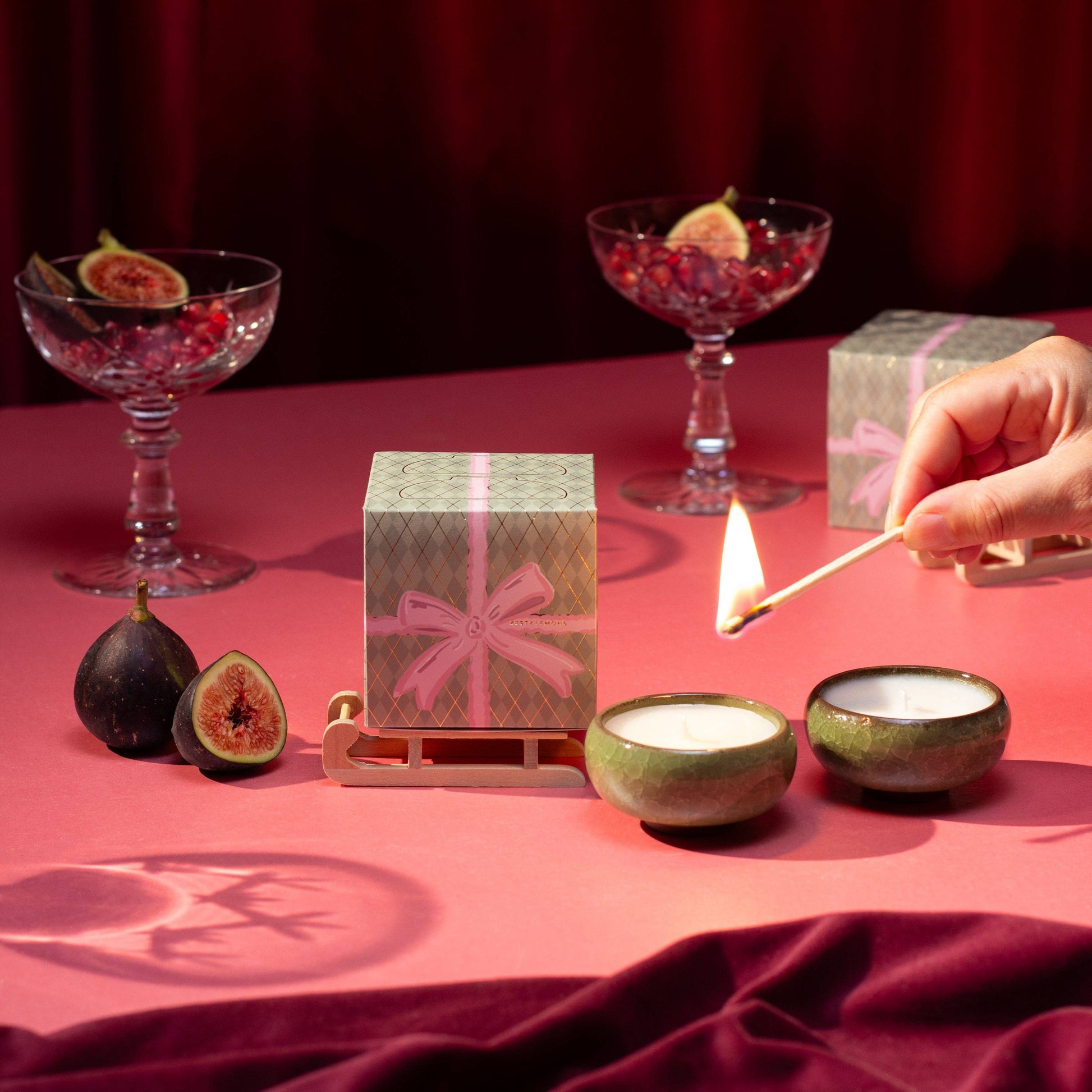 Coffret bougies Christmas Bow Zesty Lemons — deux bougies chauffe-plat en céramique parfum Myrrhe & Tonka, boîte cadeau avec nœud rose et traîneau en bois
