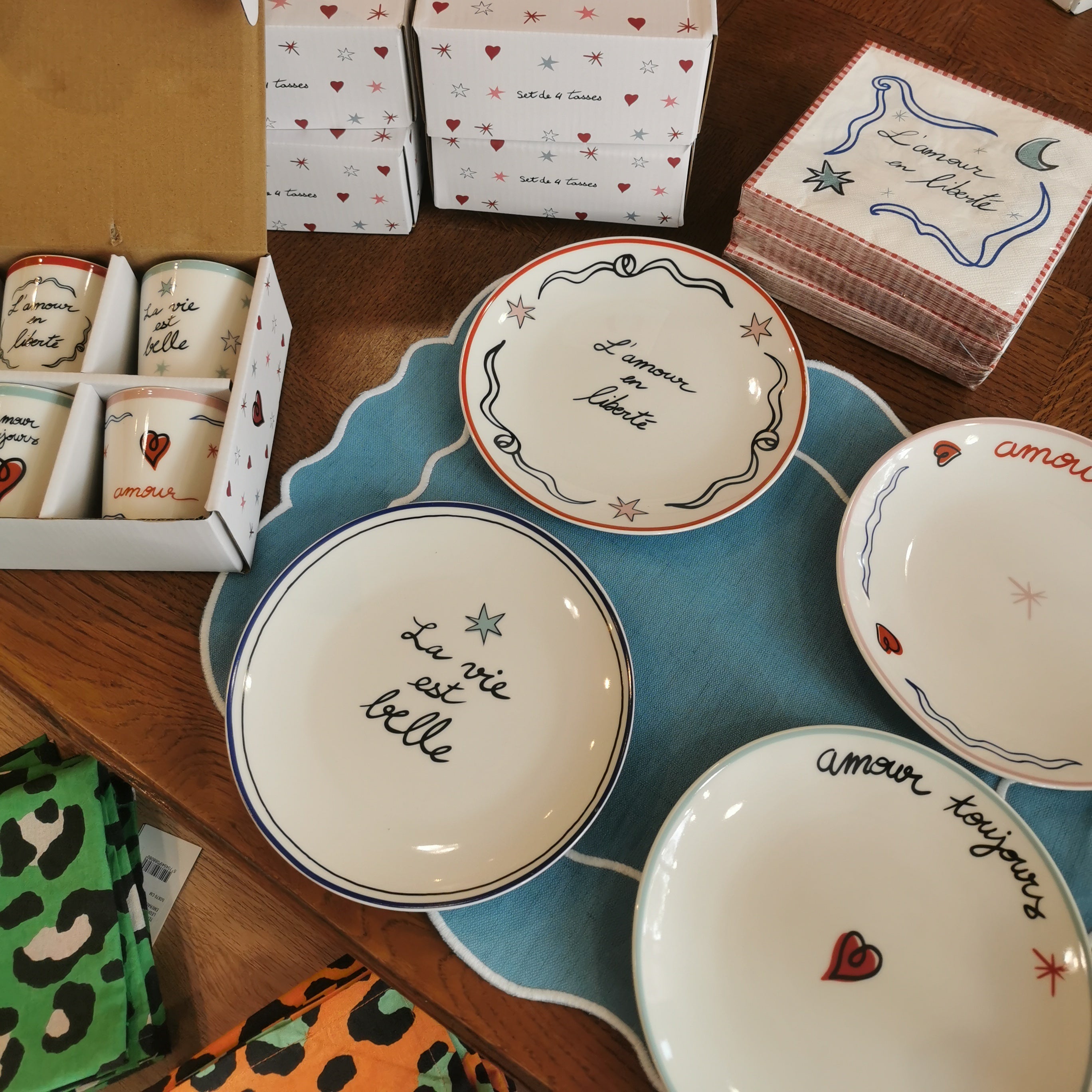 Collection AMOUR EN LIBERTE, tasses, serviettes et assiettes | OPJET PARIS