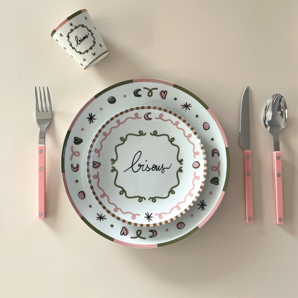 Assiettes et gobelets BISOUS en faïence de OPJET PARIS