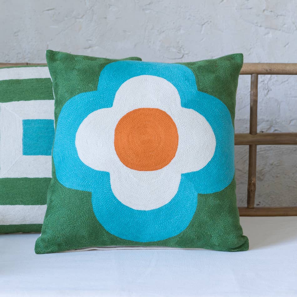 Coussin brodé à la main