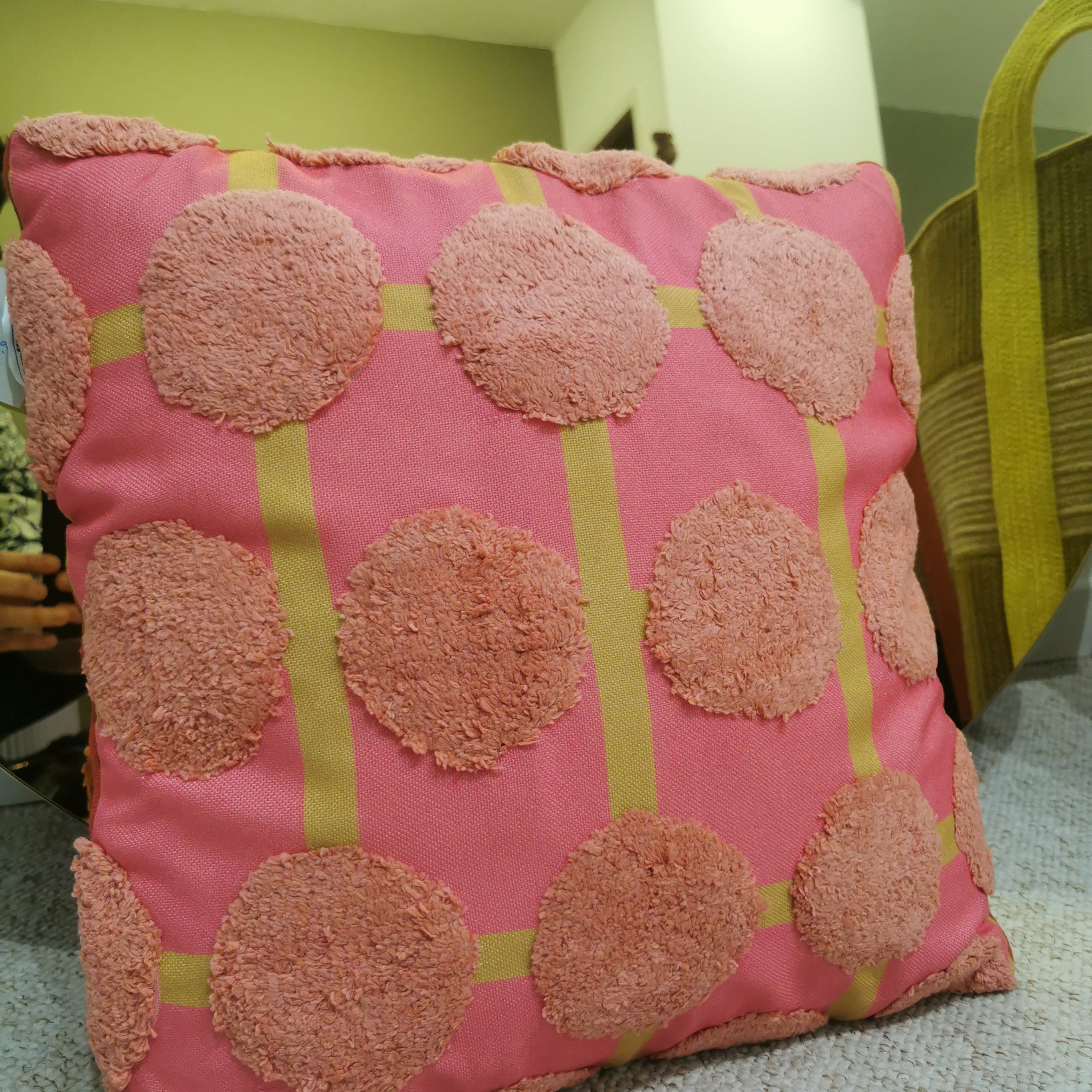 Coussin RETRO à gros pois, rouge et rose | KERSTEN