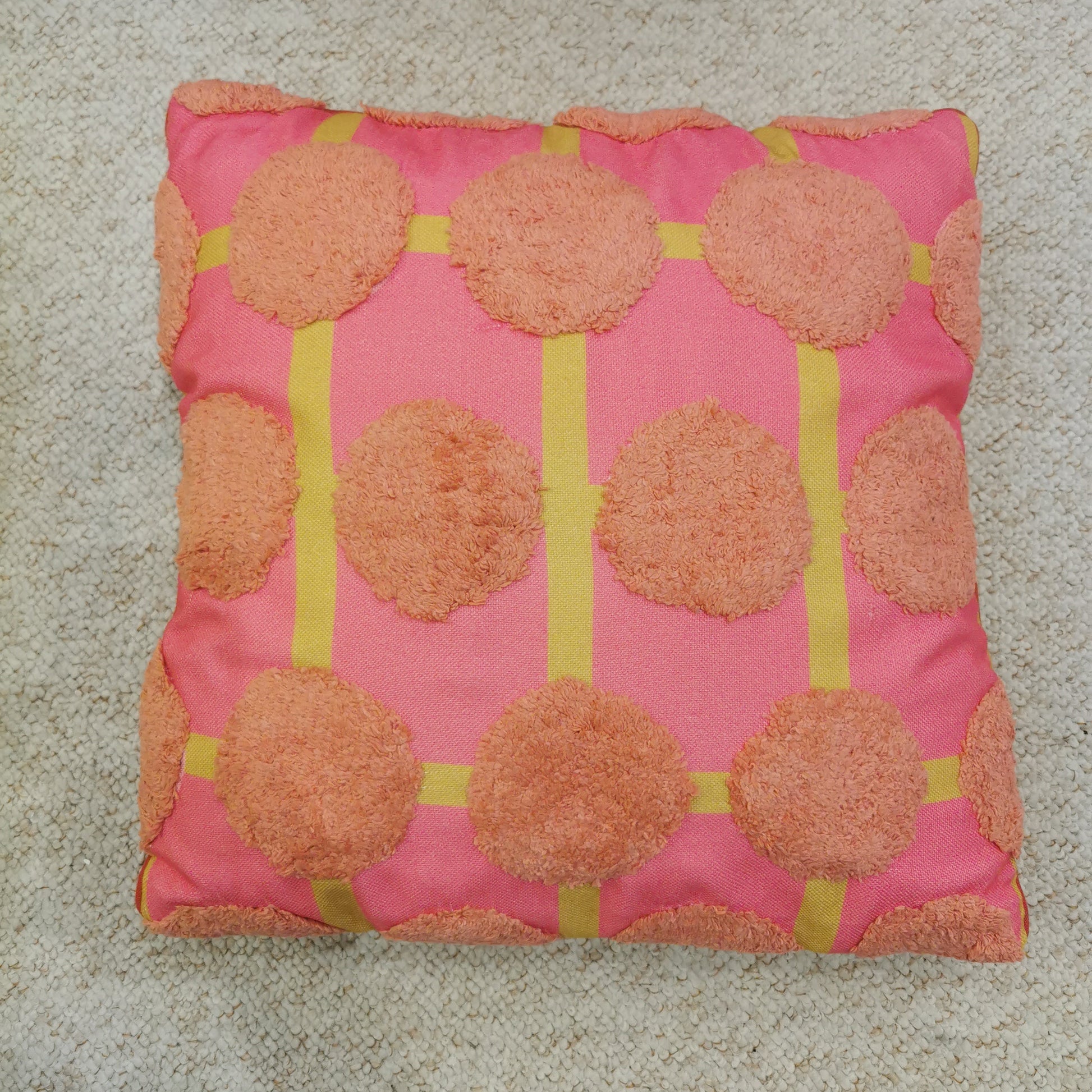 Coussin RETRO à gros pois, rouge et rose | KERSTEN