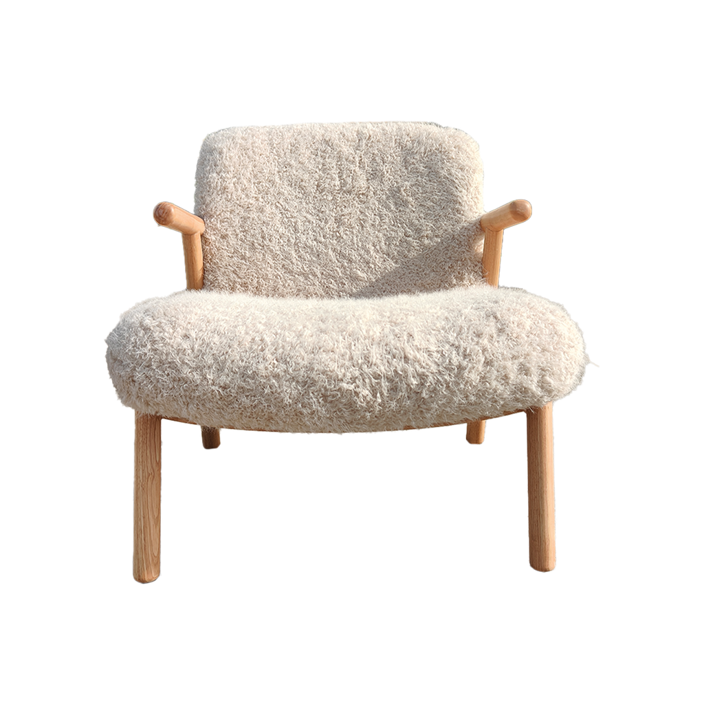 Fauteuil en tissu bouclé beige avec pieds en bois d’hévéa | OPJET Paris