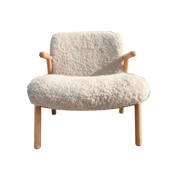 Fauteuil en tissu bouclé beige avec pieds en bois d’hévéa | OPJET Paris