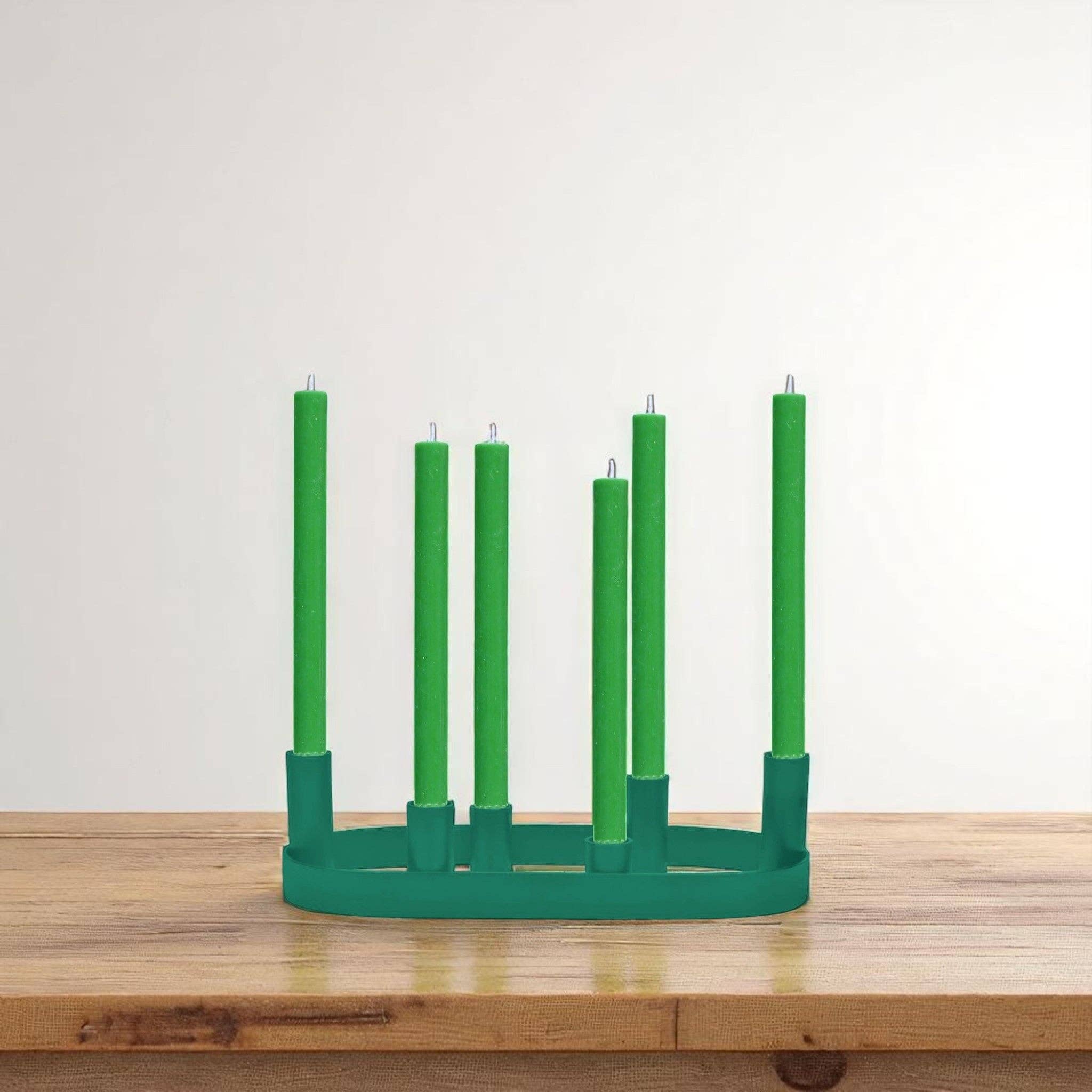 Bougeoir ovale en métal vert béryl pour six bougies, design moderne et fait main en Inde.