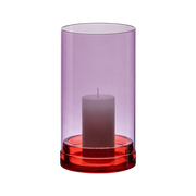 Grand photophore LUCIUS de REMEMBER en verre coloré, posé sur une table, avec une bougie allumée diffusant une lumière tamisée.