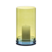 Grand photophore LUCIUS de REMEMBER en verre coloré, posé sur une table, avec une bougie allumée diffusant une lumière tamisée.
