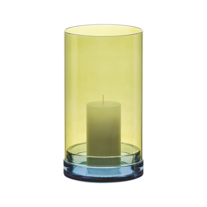 Grand photophore LUCIUS de REMEMBER en verre coloré, posé sur une table, avec une bougie allumée diffusant une lumière tamisée.