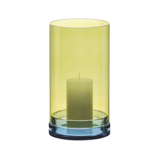 Grand photophore LUCIUS de REMEMBER en verre coloré, posé sur une table, avec une bougie allumée diffusant une lumière tamisée.