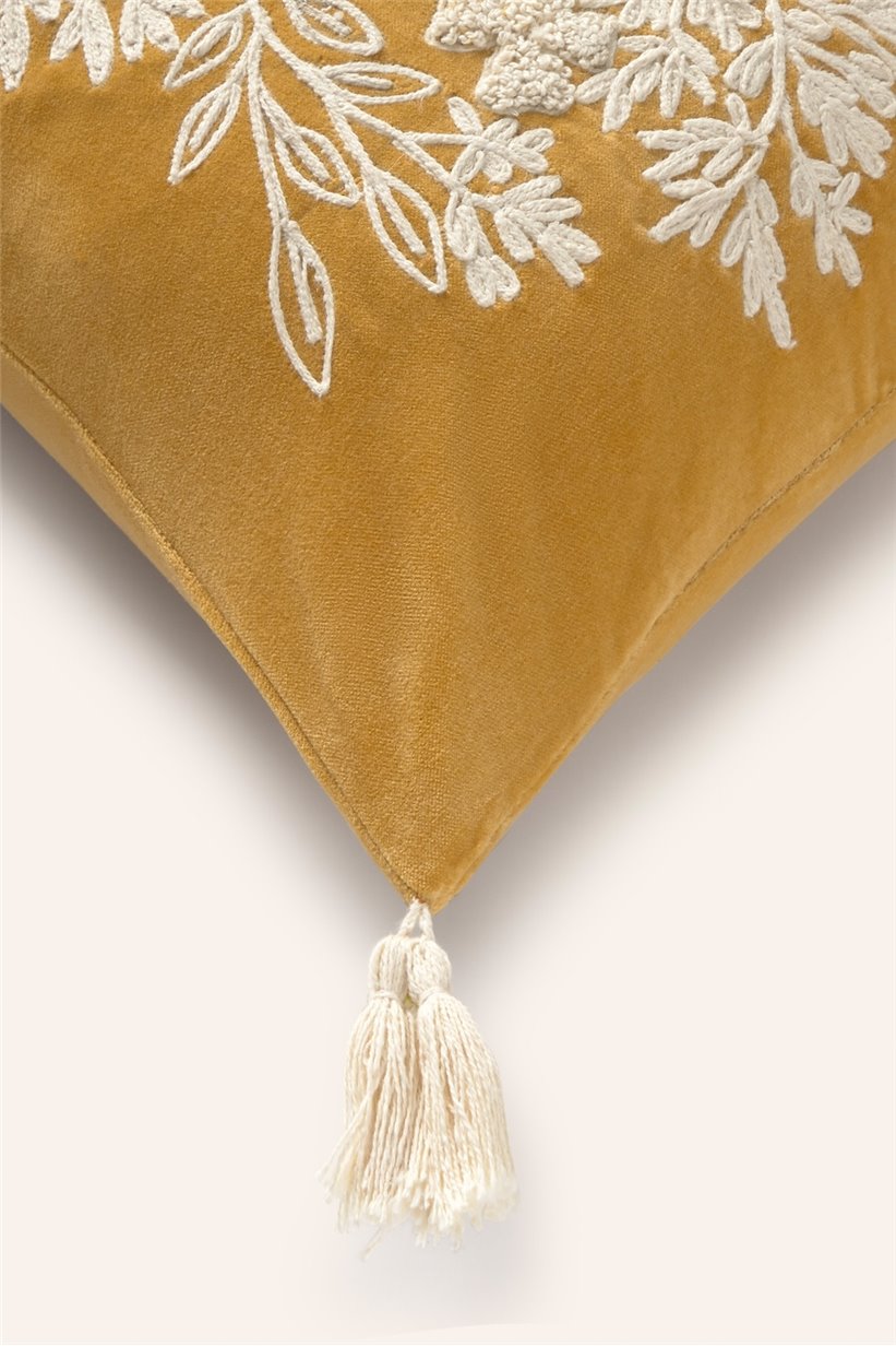 Détail housse de coussin velours moutarde avec broderie Sakura – Calma House