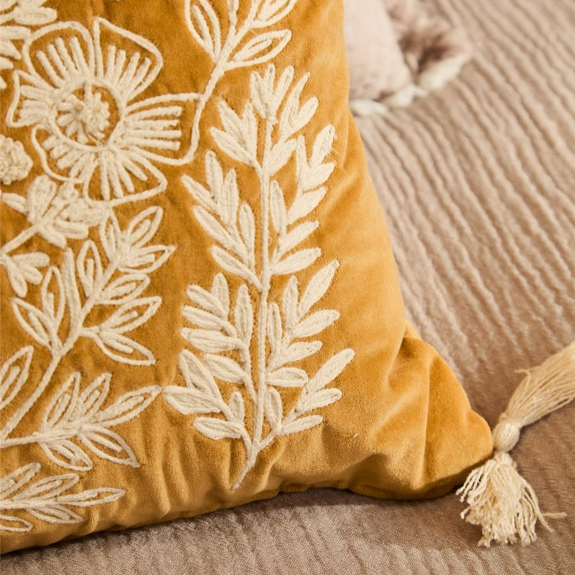 Détail housse de coussin velours moutarde avec broderie Sakura – Calma House