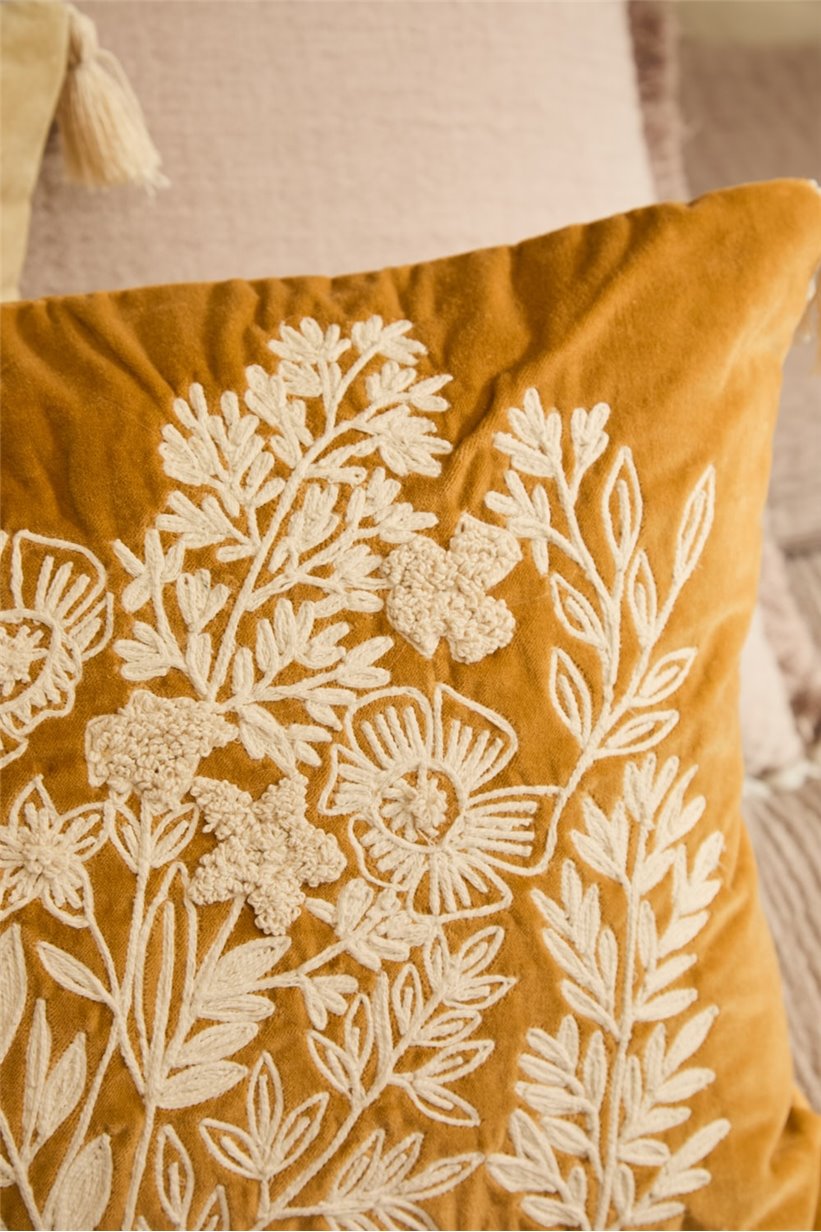 Détail housse de coussin velours moutarde avec broderie Sakura – Calma House