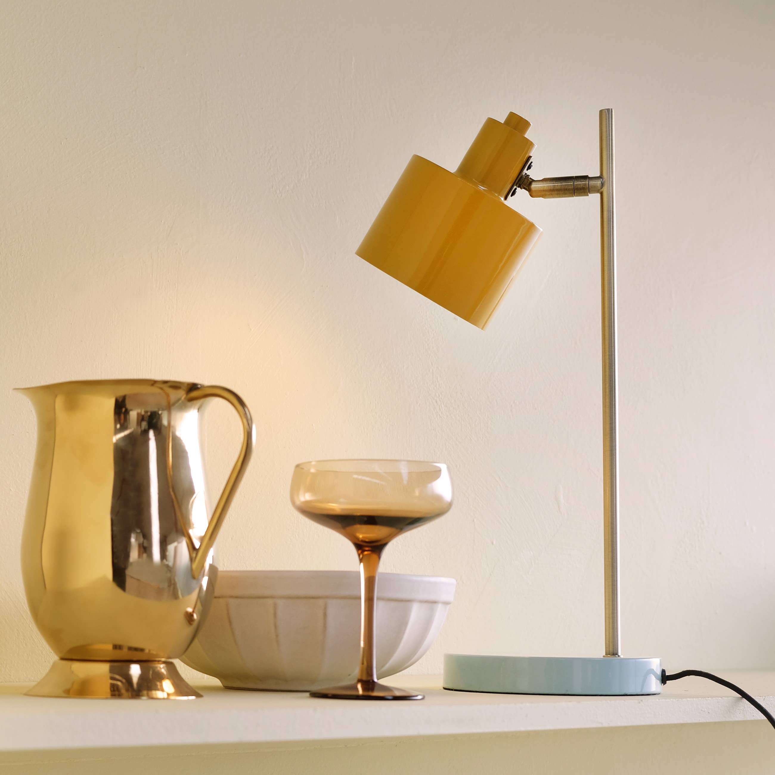 Lampe de bureau Ocean Dyberg Larsen – abat-jour curry, base turquoise, structure laiton