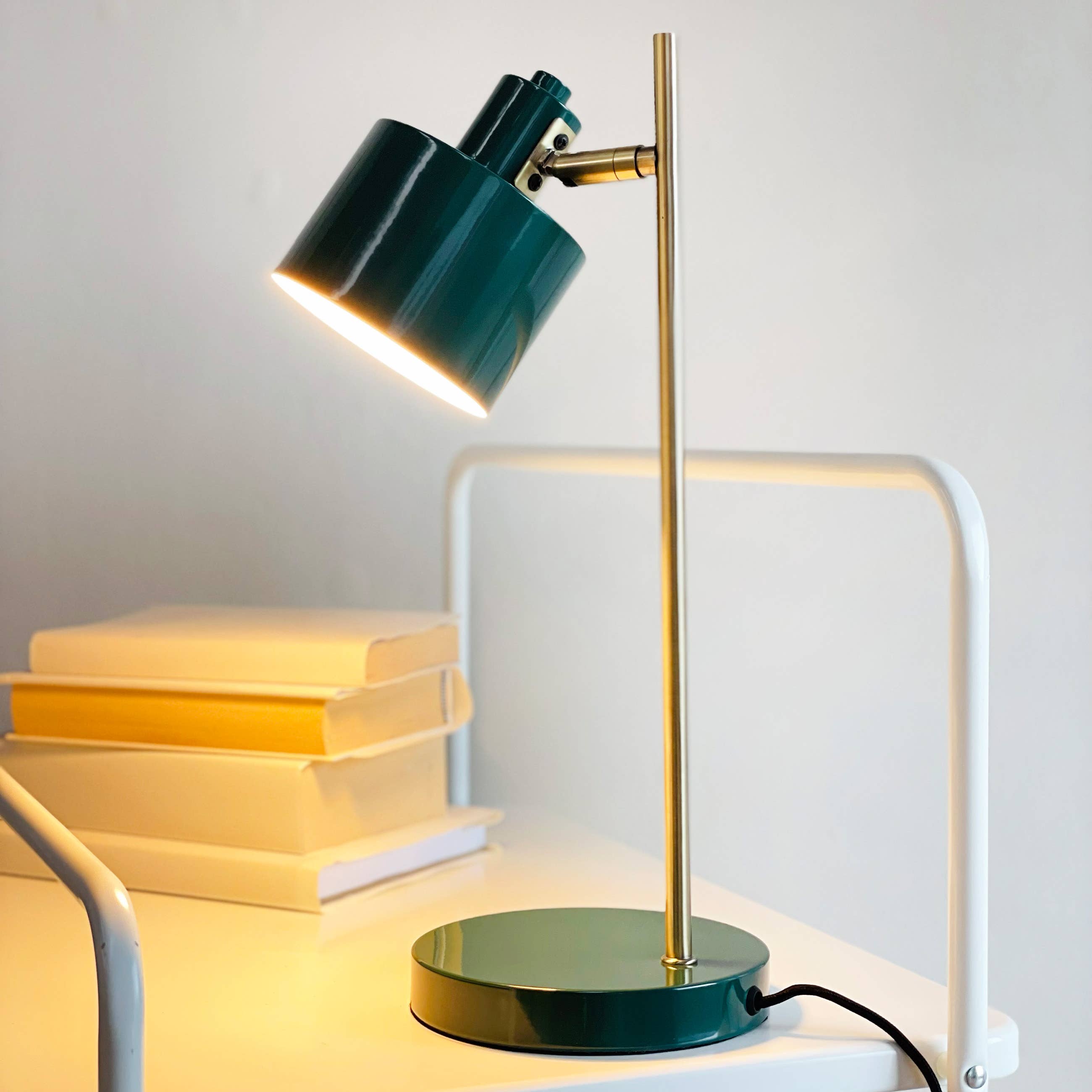 Lampe de bureau Dyberg Larsen Ocean – vert foncé et laiton avec abat-jour orientable