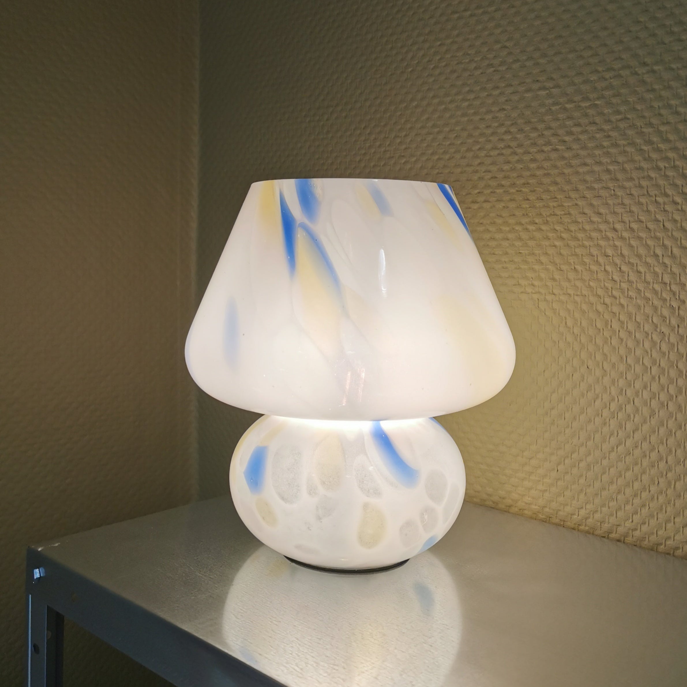 Lampe en verre soufflé, blanc bleu rose, modèle JOYFULL