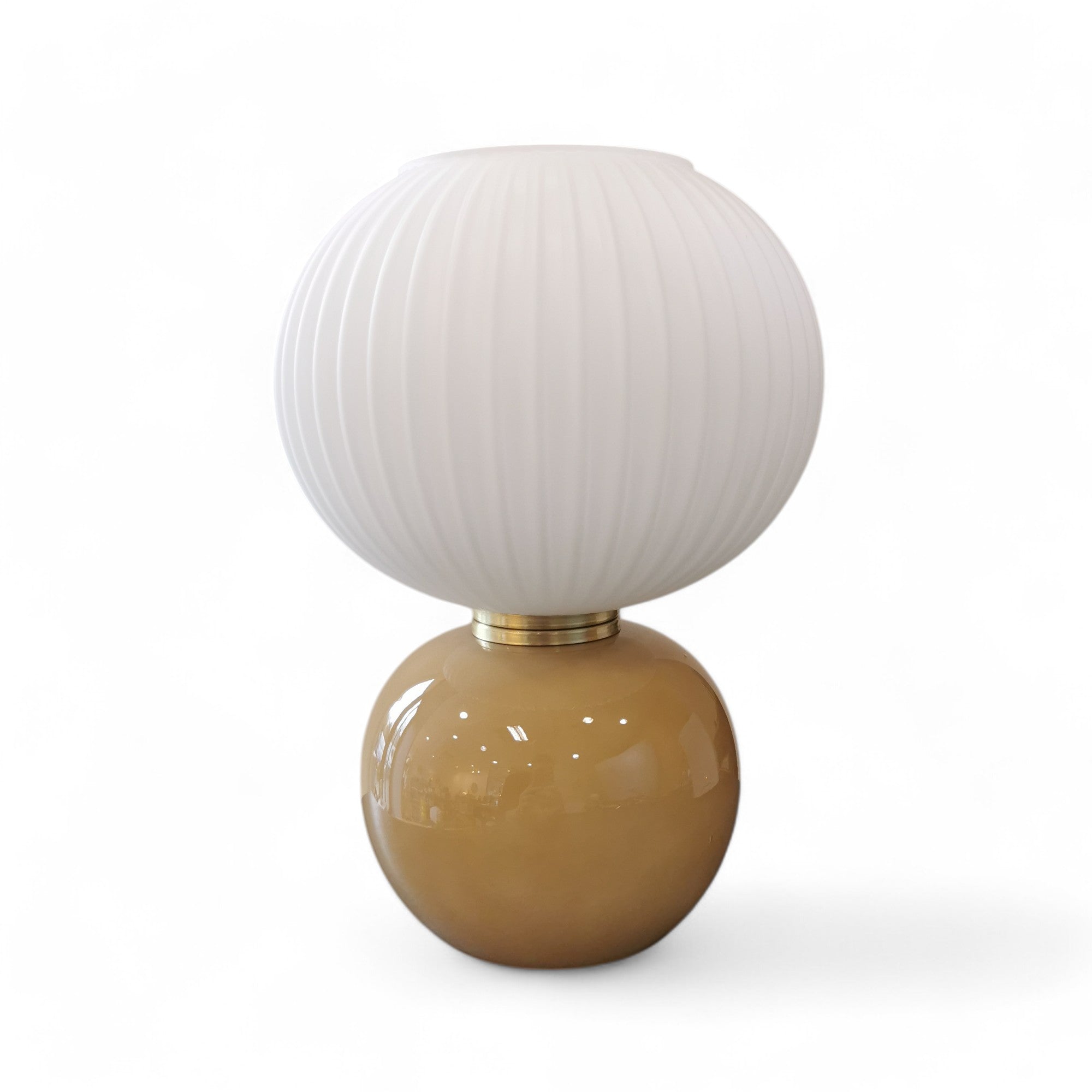 Lampe ADONIS OPJET Paris avec base en verre beige brillant, globe blanc mat strié et anneau doré en laiton