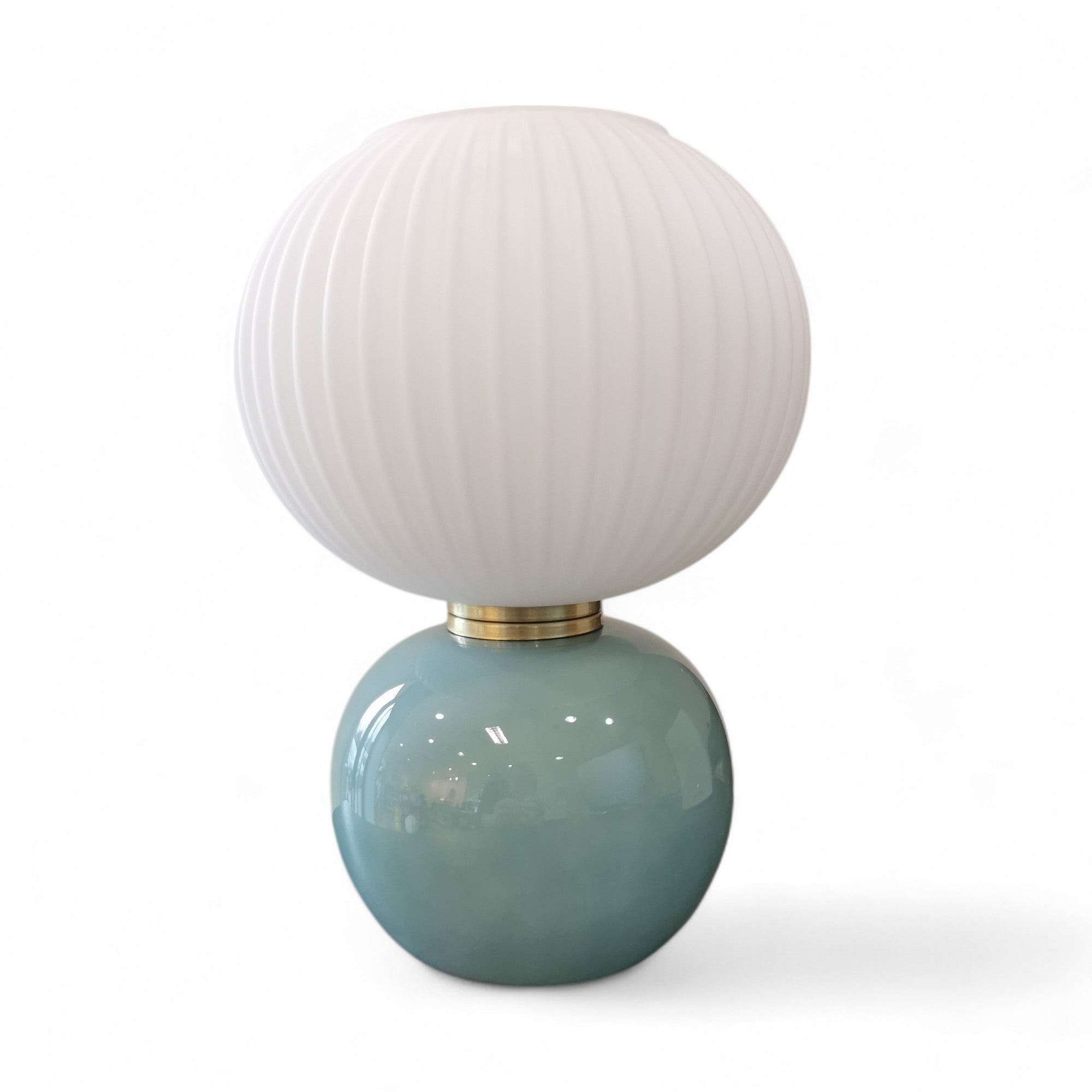 Lampe ADONIS OPJET Paris avec base en verre bleu givré brillant, globe blanc mat strié et anneau doré en laiton