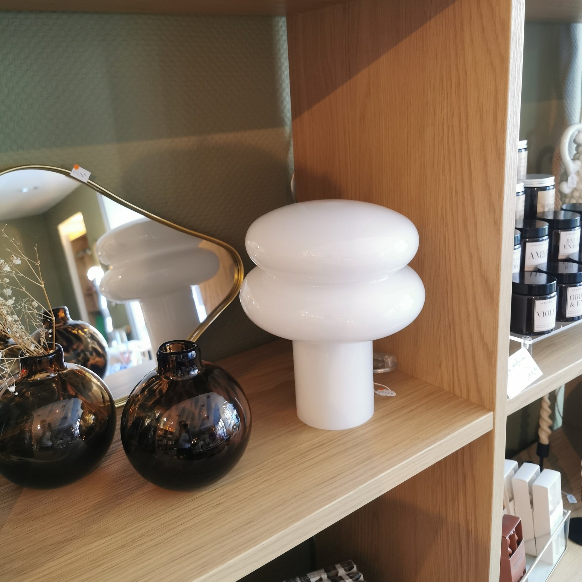 Lampe POPPO blanche et vase ALAN OPJET PARIS