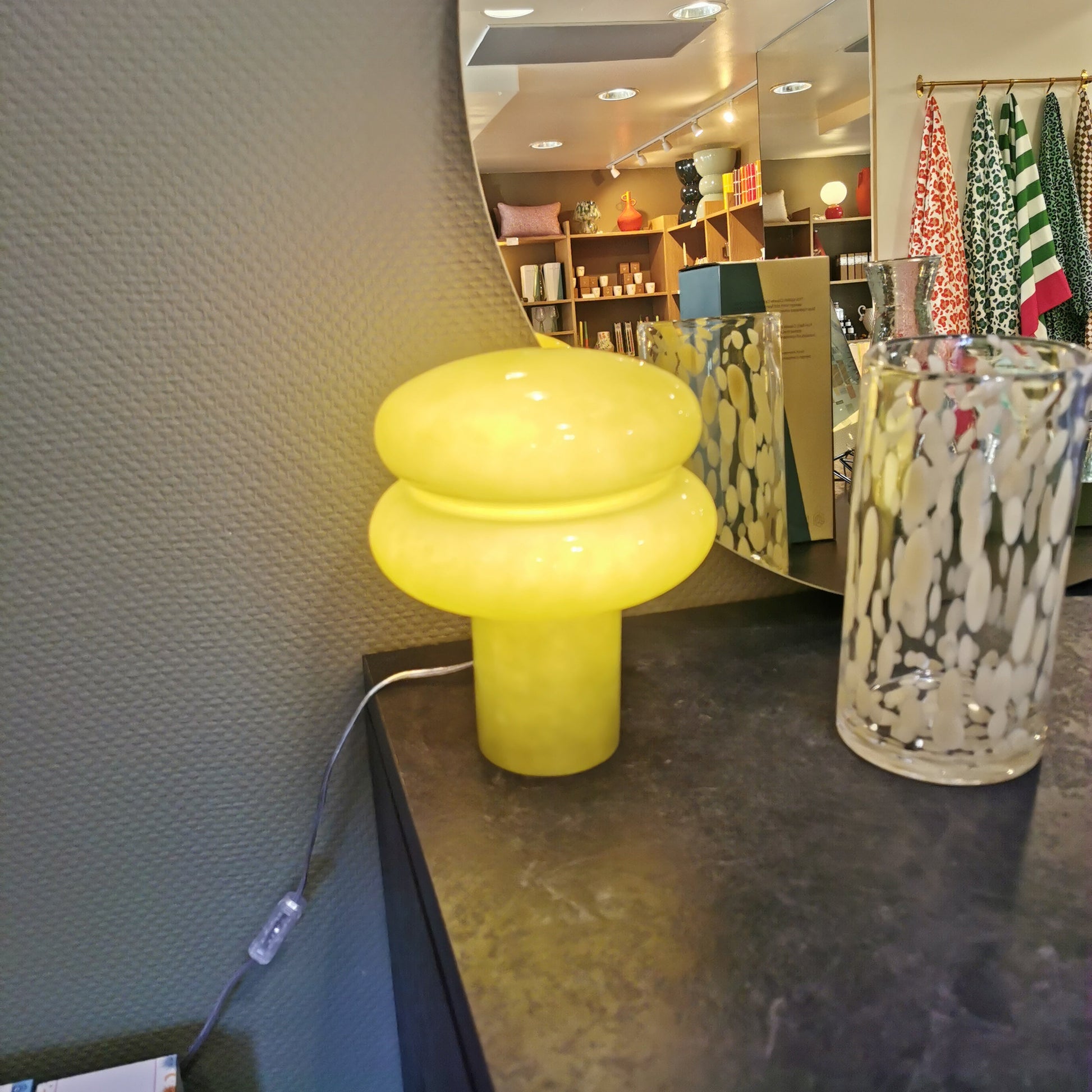 Lampe POPPO en verre kaki, de OPJET PARIS
