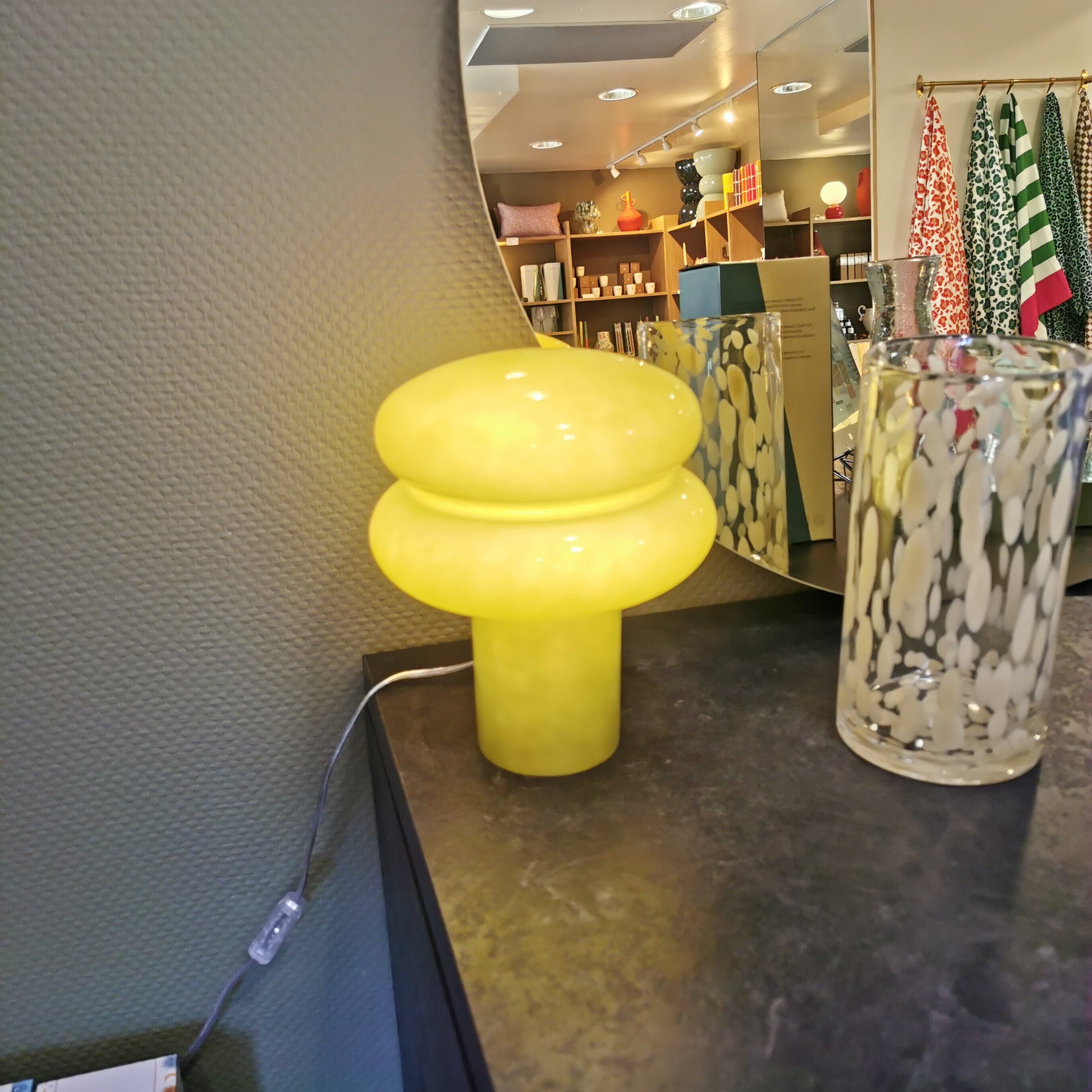 Lampe POPPO en verre kaki, de OPJET PARIS