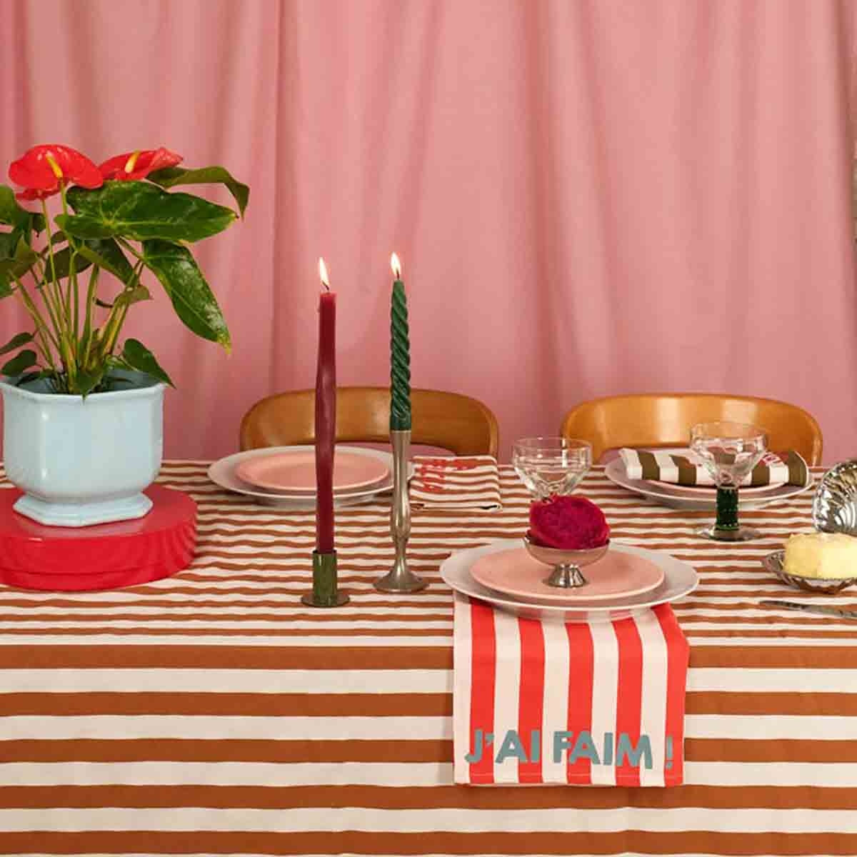 Lot de deux serviettes en coton rayées cerise et blanches, avec message bleu clair « J’AI FAIM ! », Rose in April.