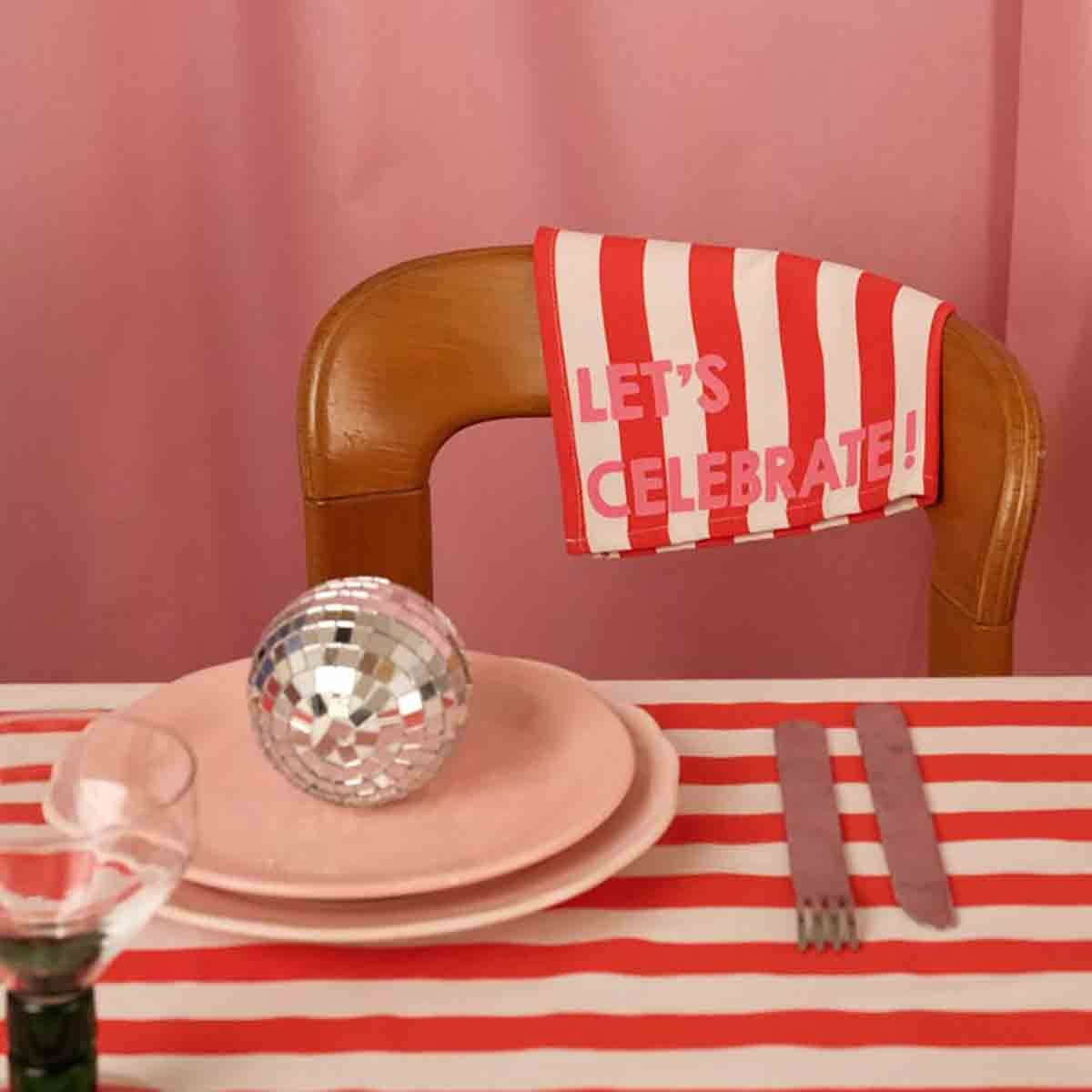 Lot de deux serviettes en coton rayées cerise et blanches avec message rose « LET’S CELEBRATE! », Rose in April.