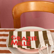 Lot de deux serviettes en coton rayées olive et blanches avec message rouge « GRAZIE MILLE », Rose in April.