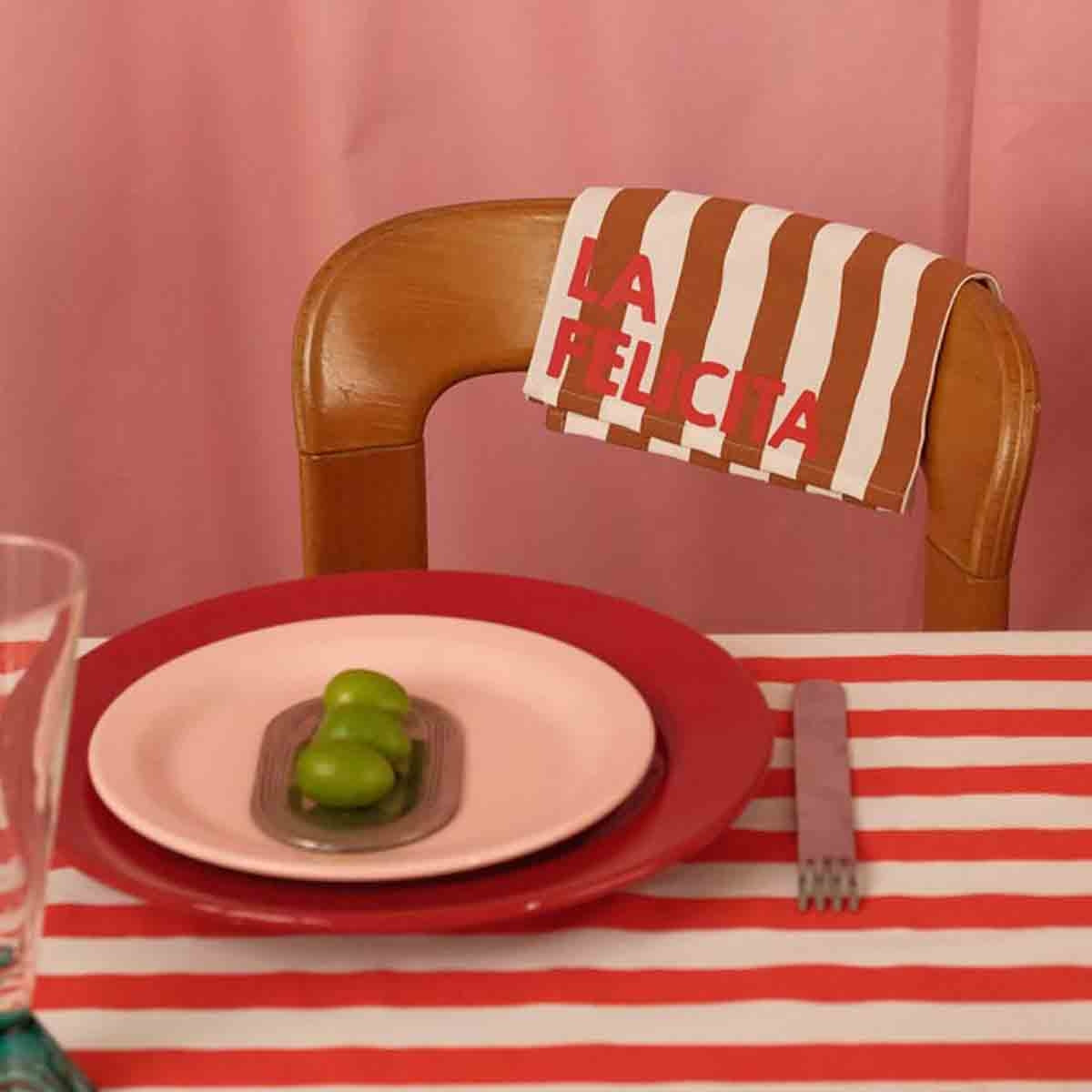 Lot de deux serviettes en coton rayées pécan et blanches, avec message rouge cerise « LA FELICITA », Rose in April.