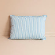 Coussin 100 % coton à rayures bleu givré et blanc. Finition passepoil, format 50×70 cm. Élégant et intemporel, signé Mahe Homeware.