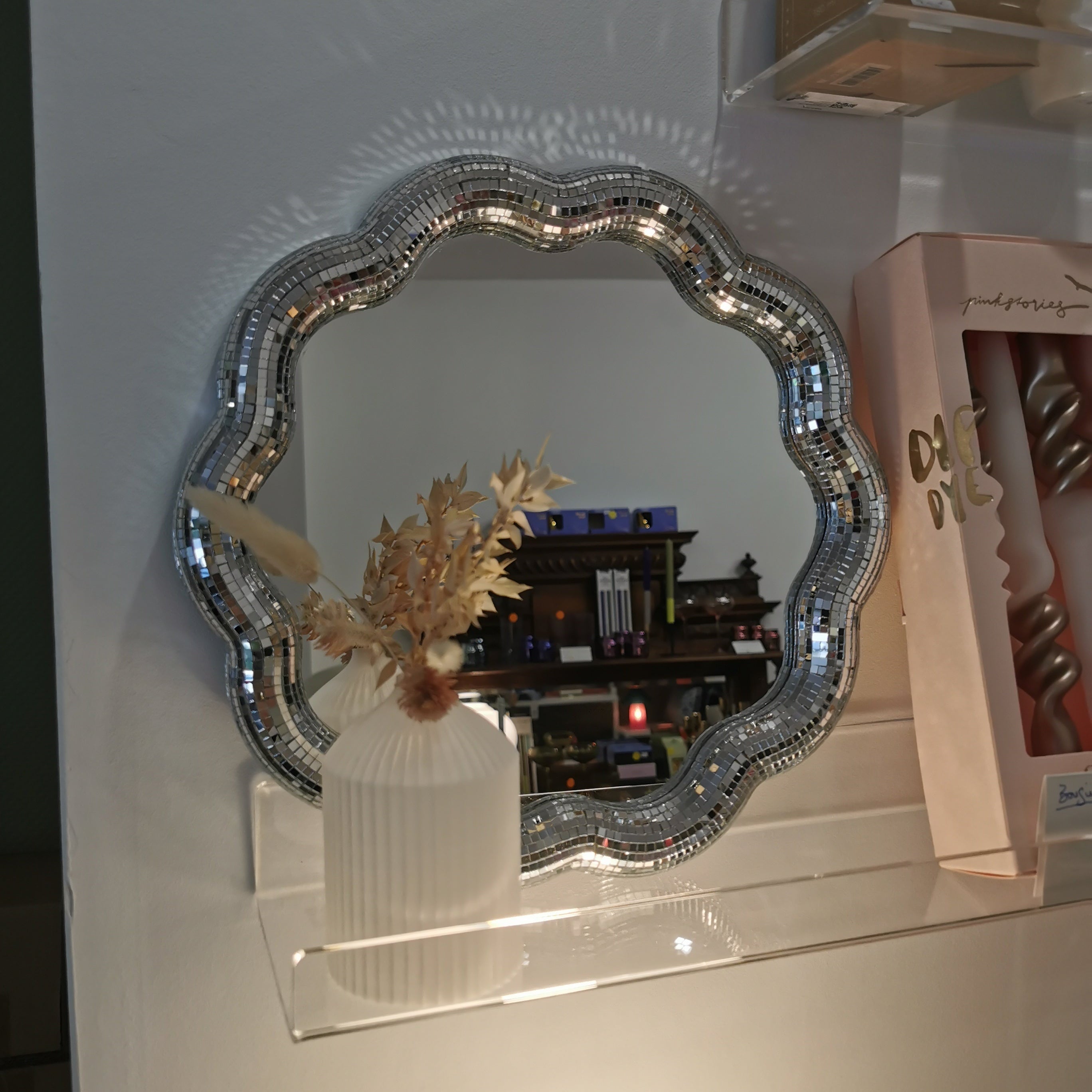 Miroir rond ondulé, facettes disco de OPJET PARIS