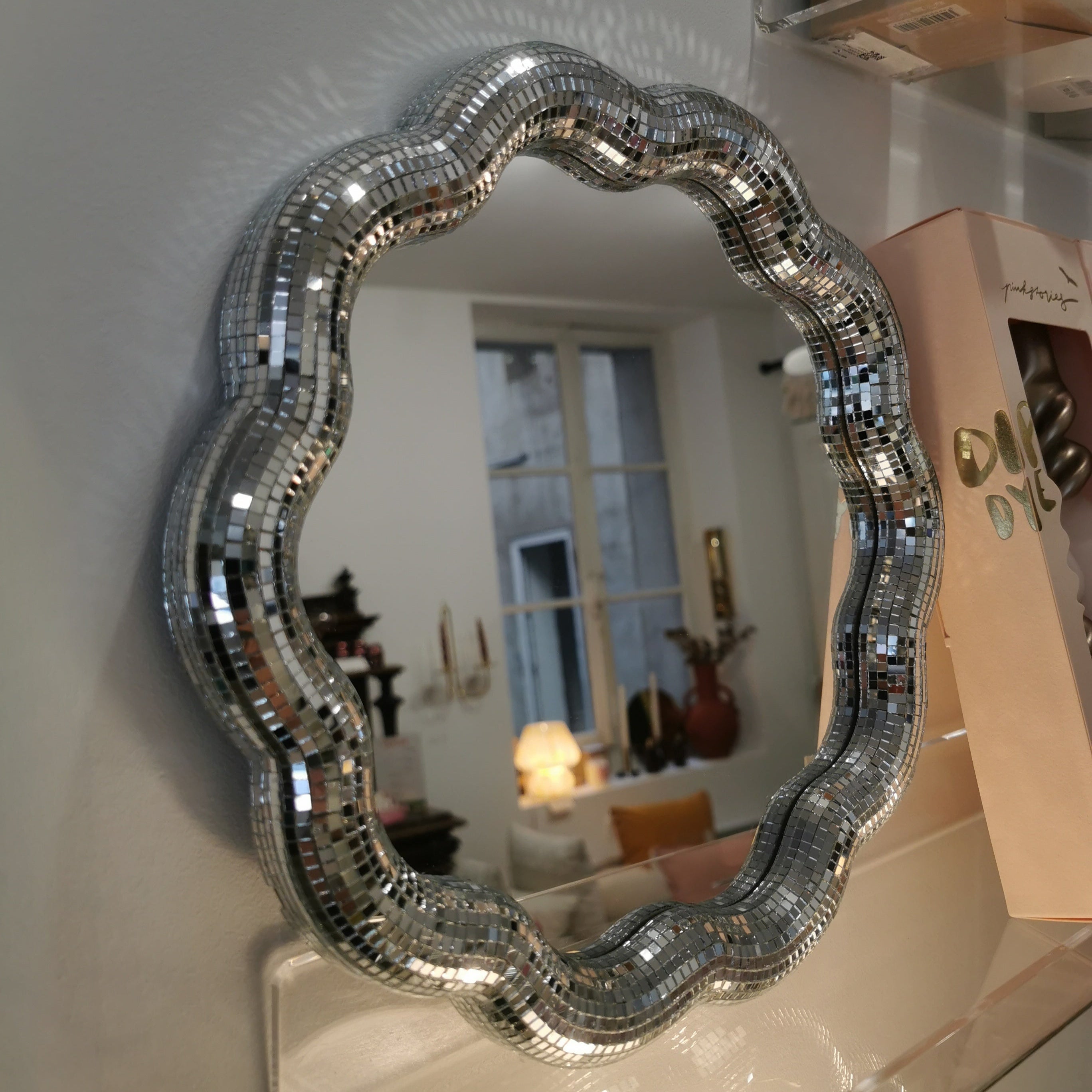 Miroir rond ondulé, facettes disco de OPJET PARIS