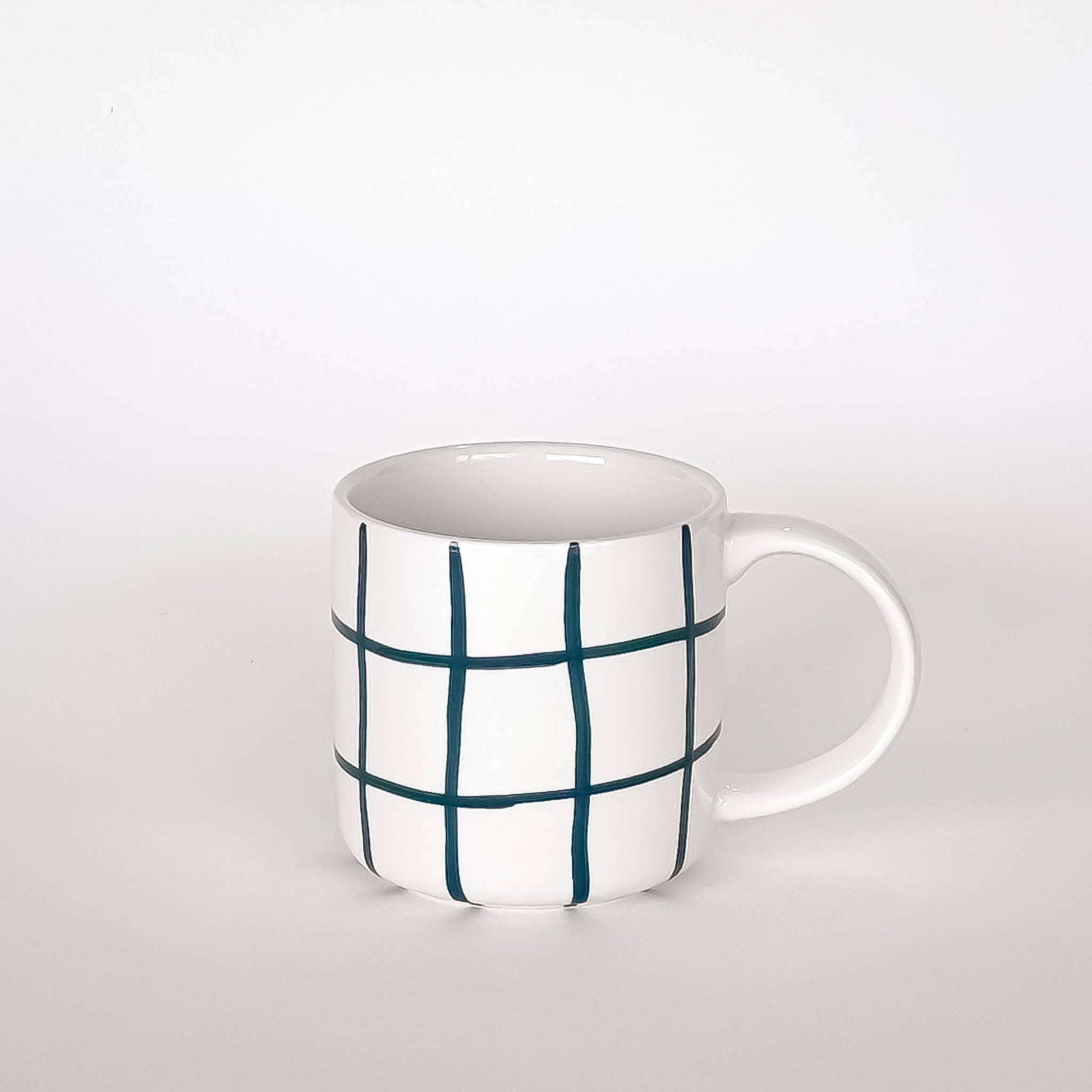 Mug en céramique blanche à quadrillage vert peint à la main, collection GRID de Magazin Minori.