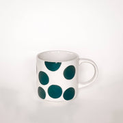Mug en céramique blanche à pois vert foncé, modèle DOTS de Magazin Minori.