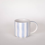 Mug en céramique blanche à rayures bleu clair peintes à la main, modèle STRIPES Matin Azzurro de Magazin Minori.