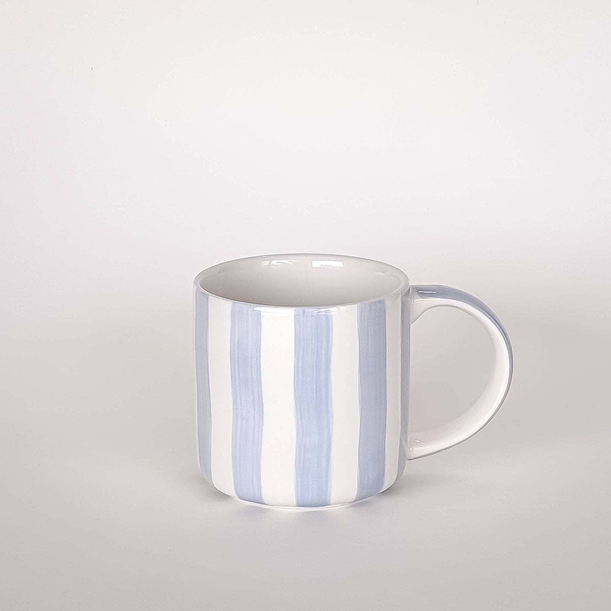 Mug en céramique blanche à rayures bleu clair peintes à la main, modèle STRIPES Matin Azzurro de Magazin Minori.