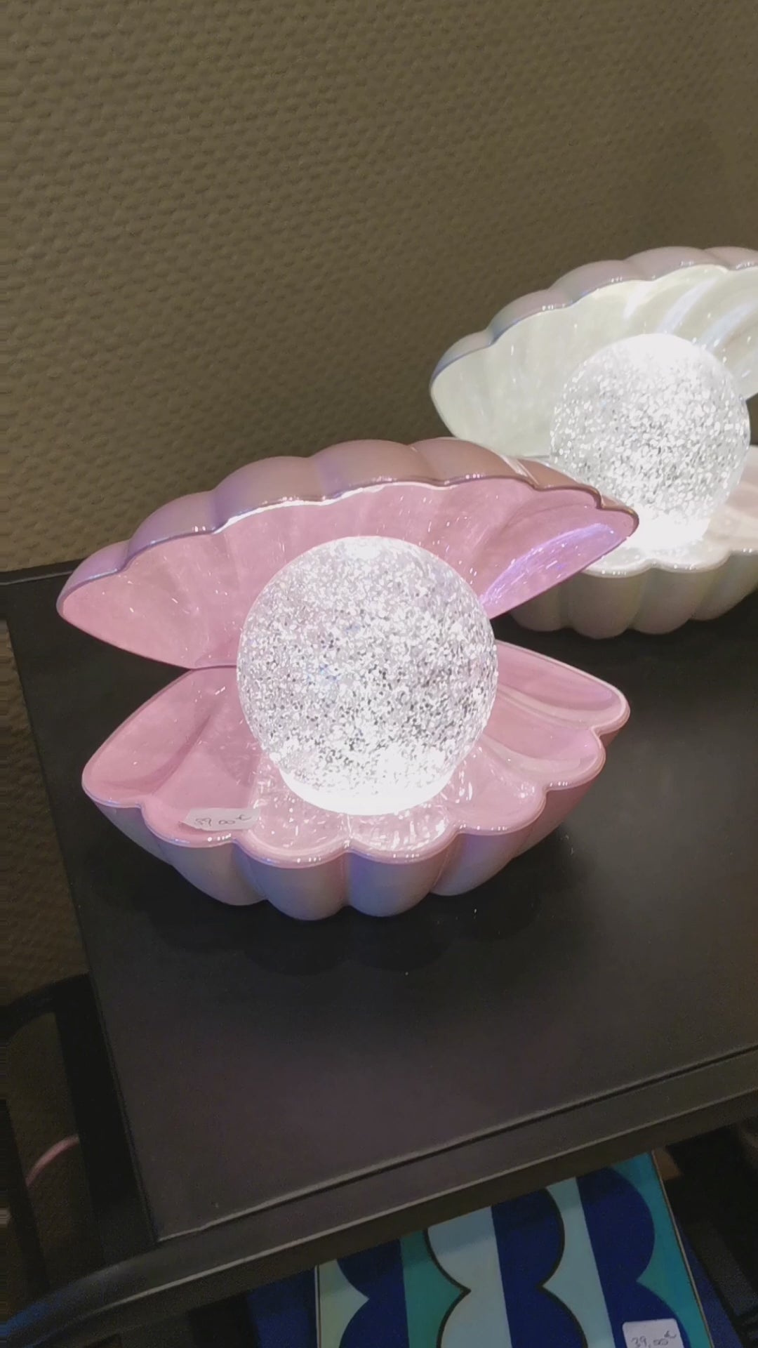 Charger la vidéo : Lampe COKI – Coquillage lumineux à paillettes