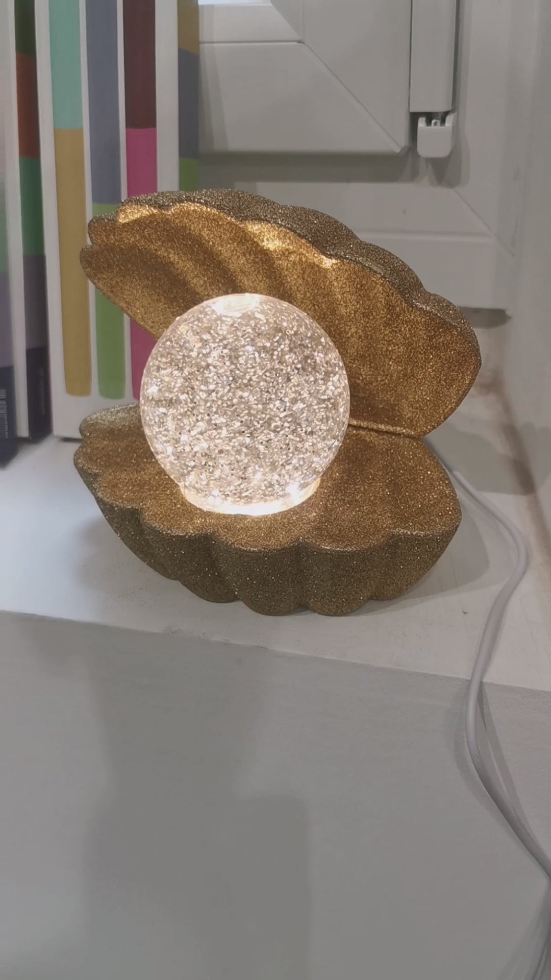 Charger la vidéo : Lampe COKI – doré à paillettes