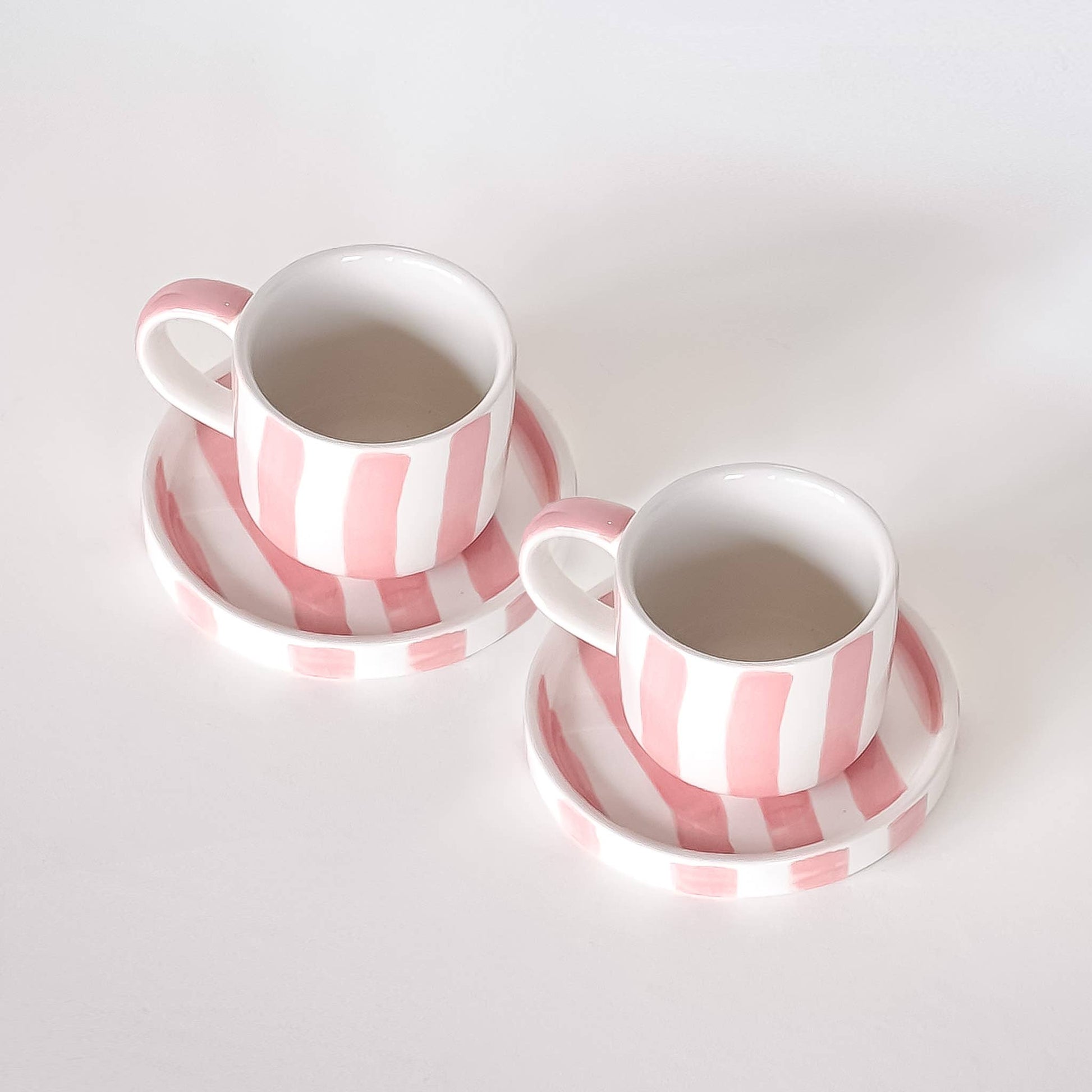 Set de deux tasses espresso avec soucoupes en céramique blanche à rayures rose tendre, modèle STRIPES Incanto Rose de Magazin Minori.