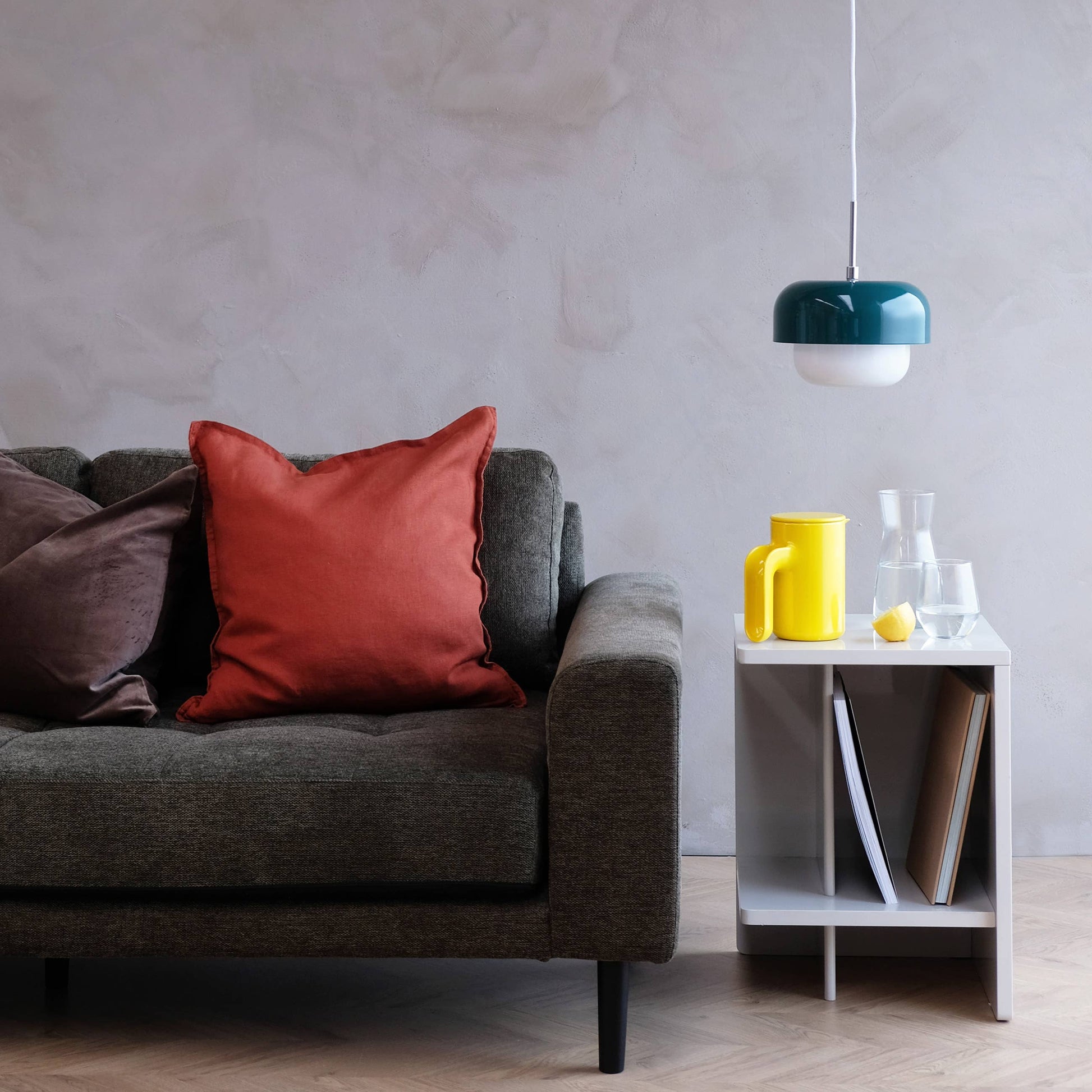Suspension design HAIPOT vert foncé avec diffuseur en verre opale – Dyberg Larsen