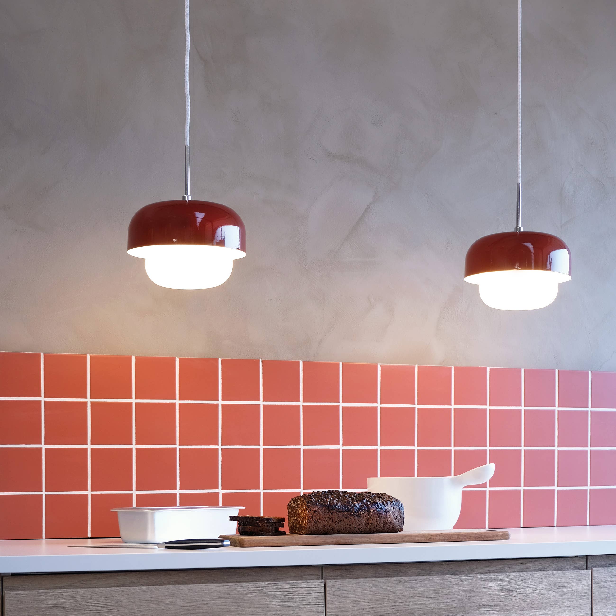 Suspension rouge HAIPOT en métal et verre opale – Dyberg Larsen
