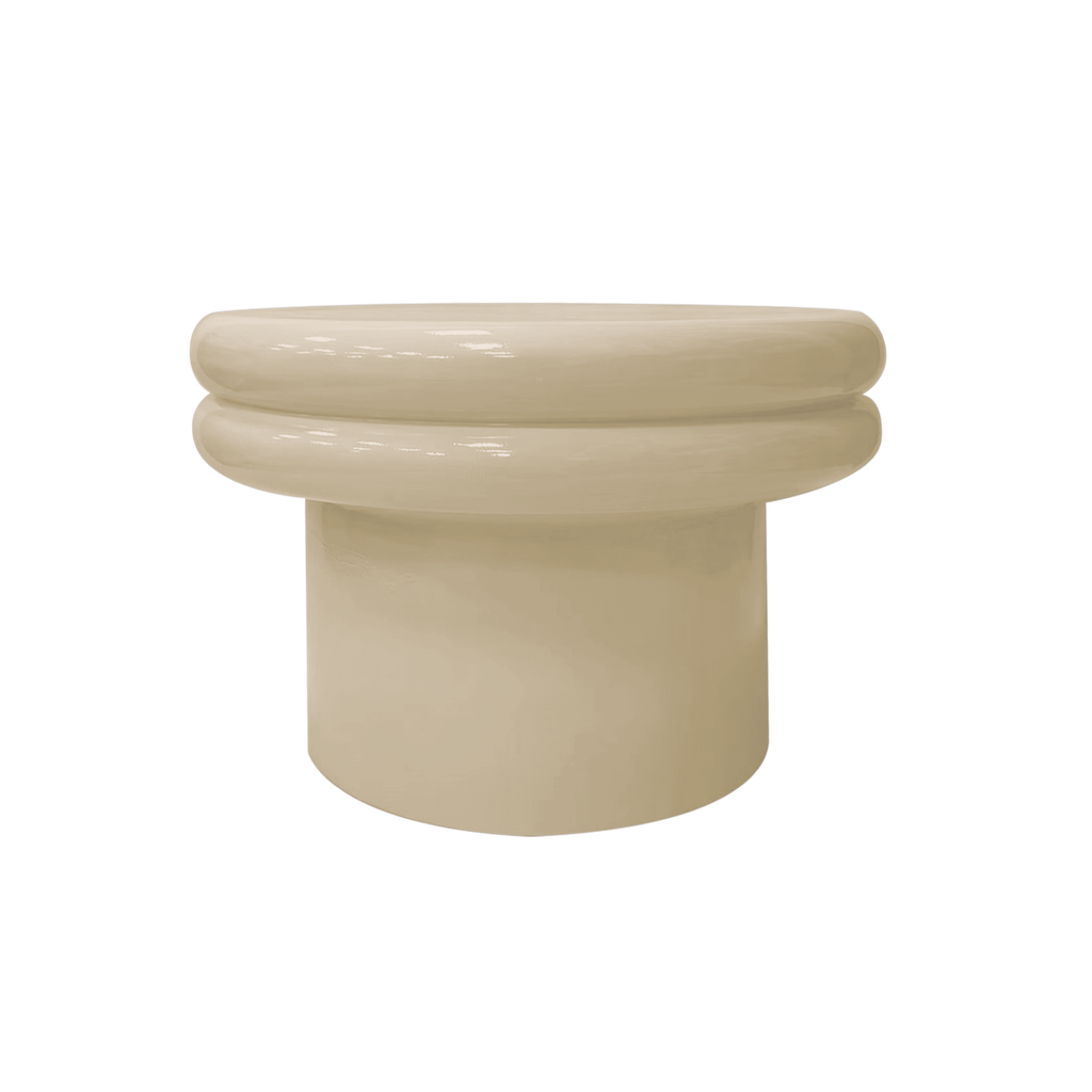 Table basse ronde beige en MGO, modèle BOOGIE par OPJET PARIS, au design sculptural et contemporain.