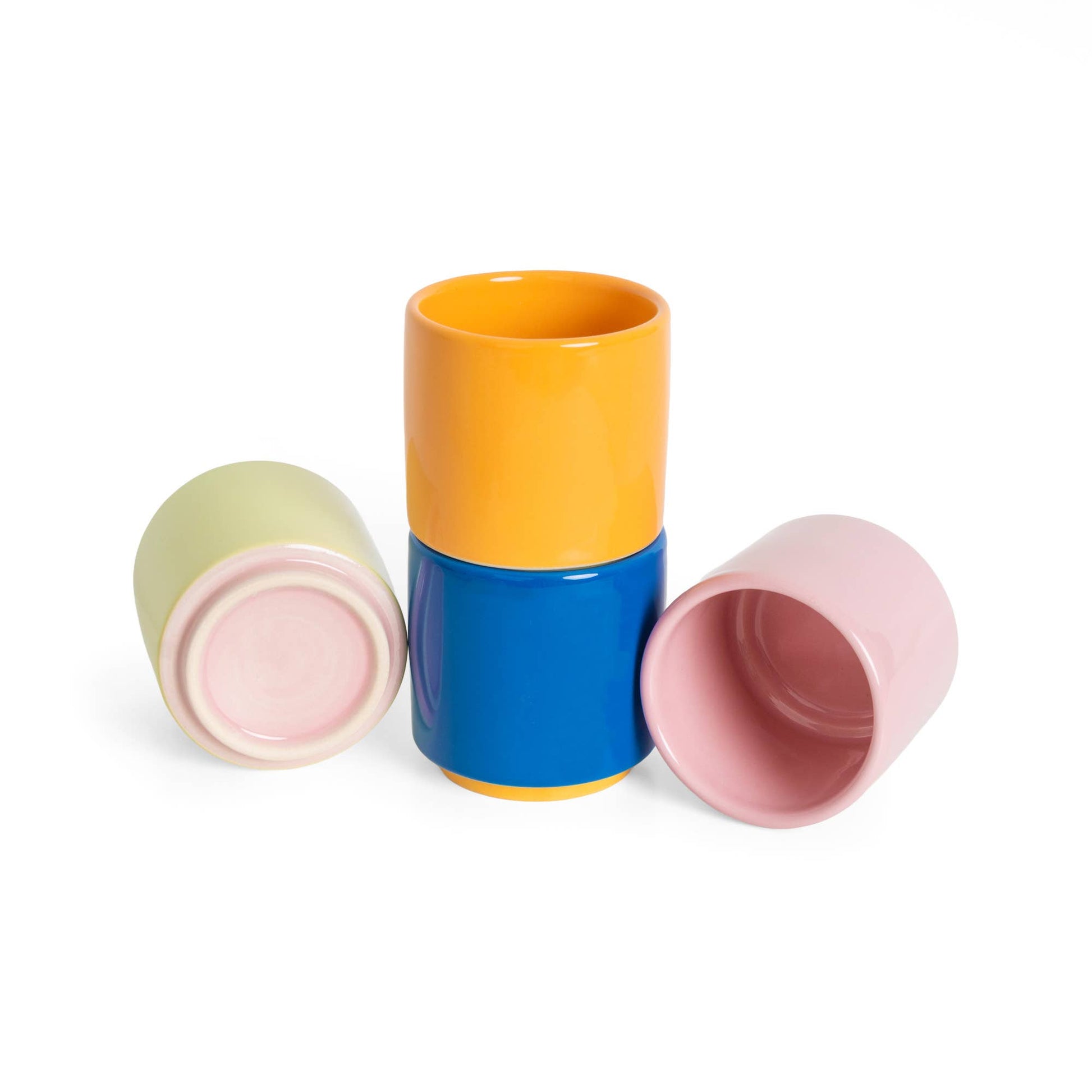 Ensemble de quatre tasses espresso colorées Helio Ferretti, empilables.