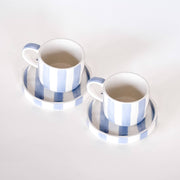 Set de deux tasses espresso avec soucoupes en céramique blanche à rayures bleu clair, modèle STRIPES Matin Azzurro de Magazin Minori.
