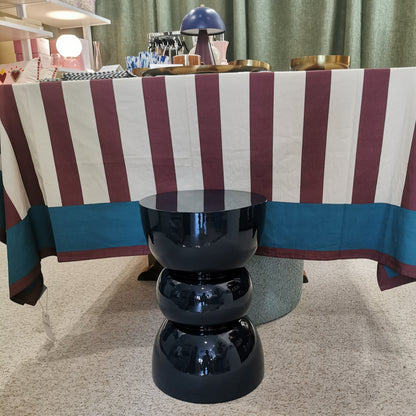 Table d'appoint TITOU bleu foncé, de la marque OPJET PARIS, en métal émaillé